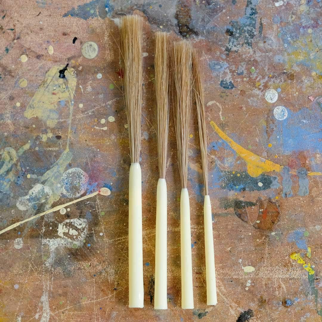 Lining brushes signwriting